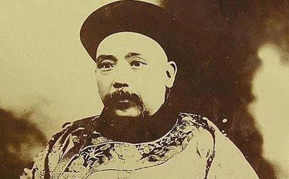 中国|一大臣上朝时，因为轿夫脚崴而迟到，改变中国历史