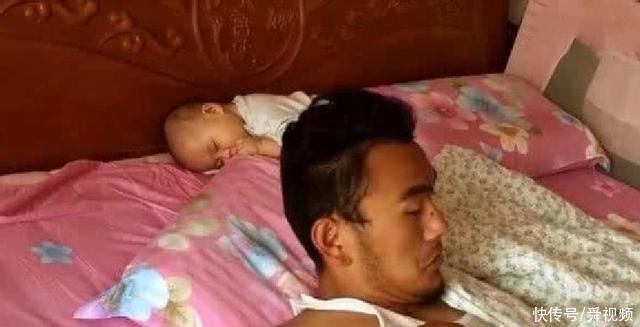 爸爸睡觉太沉了，醒来却瞧不见宝宝，接下来的表情太逗