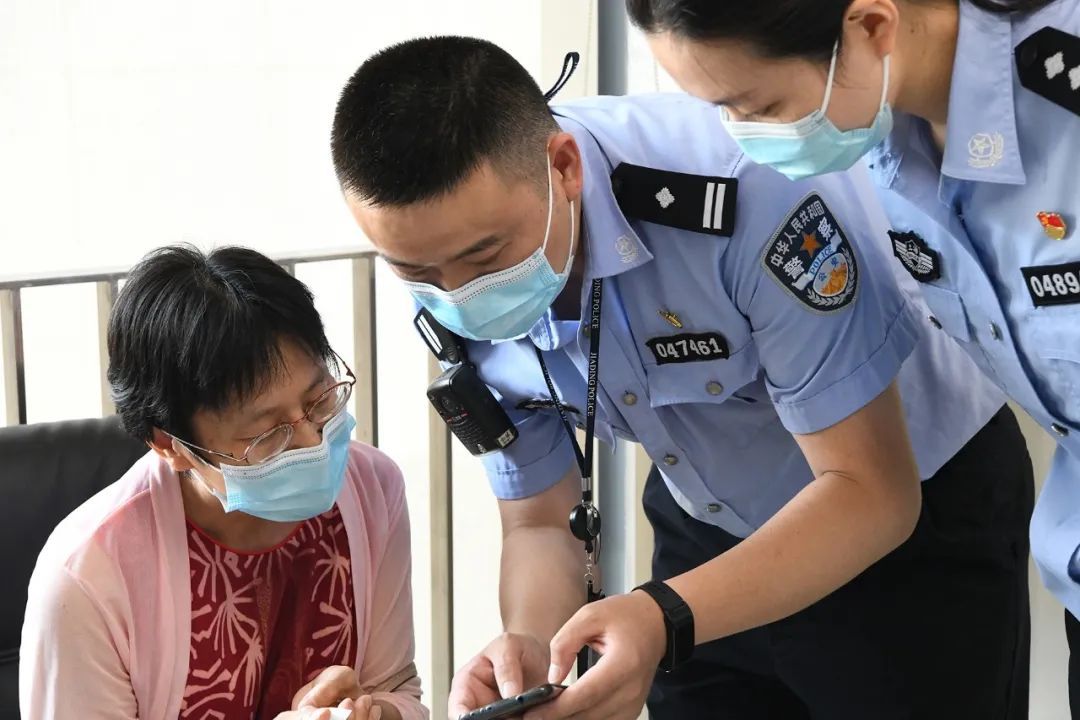 父女|感动！警方助力，失散57年父女终获团圆！