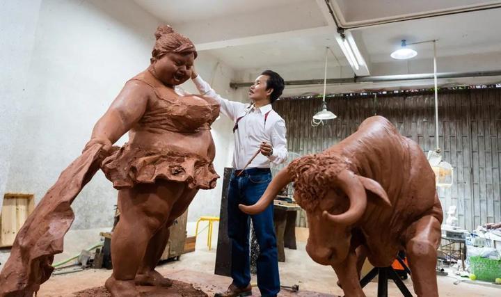 放大|“肥女斗牛”泥稿放大,为西班牙而作