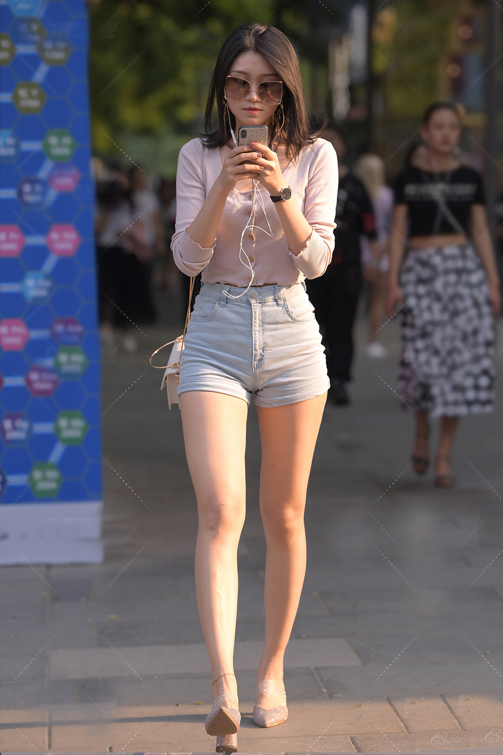 牛仔|初秋牛仔短穿搭配长袖衫,轻松穿出高挑的美,清凉又简约