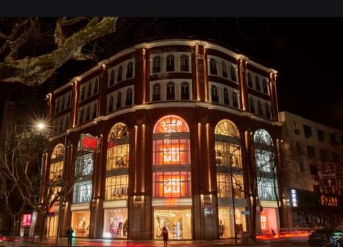 探访北京H＆M店和上海H＆M店，人流稀少只逛不买，有保安守卫