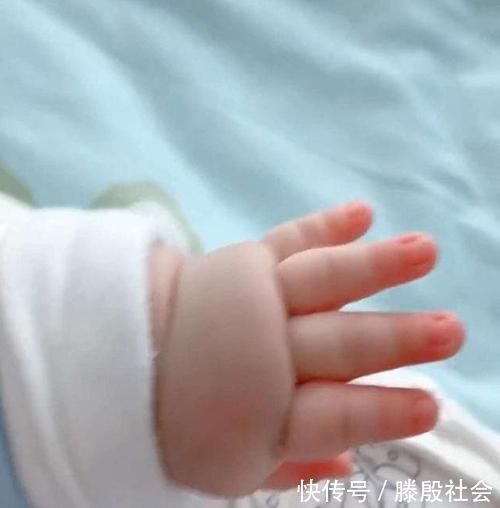 猪蹄|宝妈吐槽宝宝小手像“猪蹄”,看完照片,网友:母乳里加酵母了?