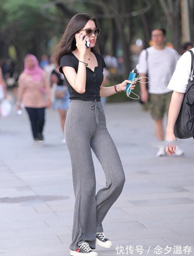 青春|上身黑色T恤搭配灰色高腰长裤，青春活力，气质迷人
