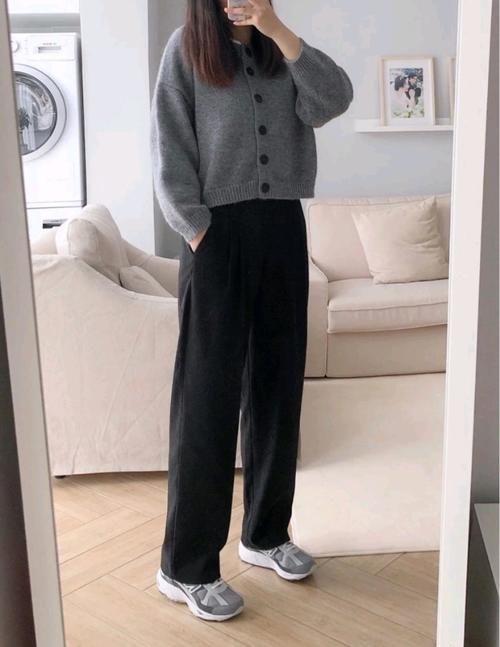 微胖女生变瘦变美，选择一松一紧的穿法就够了，搭配简单却有味道