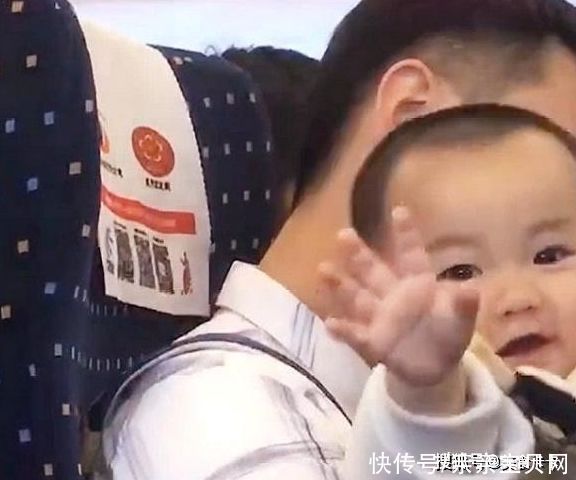 小宝宝|爸爸独自带宝宝坐高铁,全程不吵不闹,网友:笑的好甜