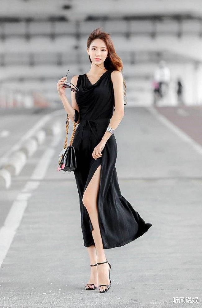 街拍美女：选对服装才有美感，小姐姐开衩裤穿出了模特的既视感