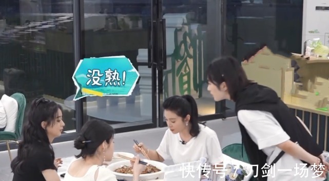 中餐厅|《中餐厅5》有多假？客人吃到生米线忍气吞声，赵丽颖出手相助