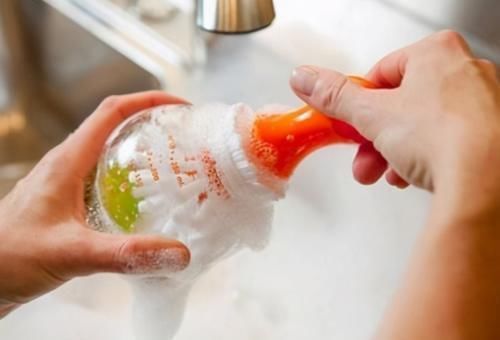 文文|有种“偷懒”叫妈妈用开水烫奶瓶,自己方便了,孩子却被“坑了”