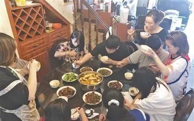 龚玲|8个外甥赶来过暑假“宇宙最强舅舅”火了每天做饭5小时