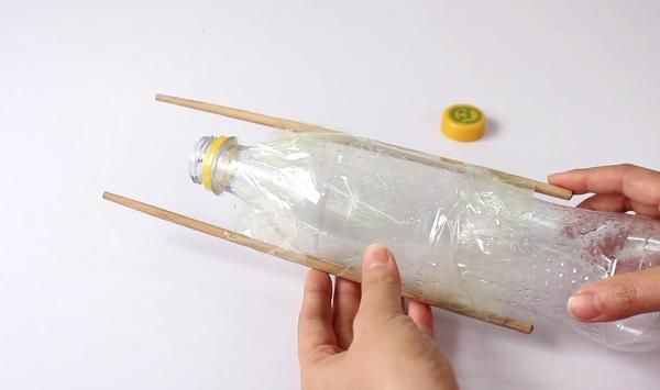 家家户户|塑料瓶上绑2根筷子,解决了家家户户的困扰,在家做10个都不够