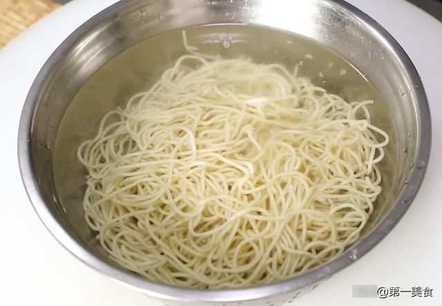 劲道|夏天最爱吃这碗凉拌面,做法简单又劲道,酸辣爽口,一碗不够吃