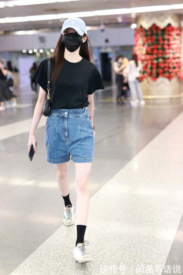 打扮|刘浩存真会打扮自己,光腿配男友外套秀身材,笑出月牙眼像学生妹