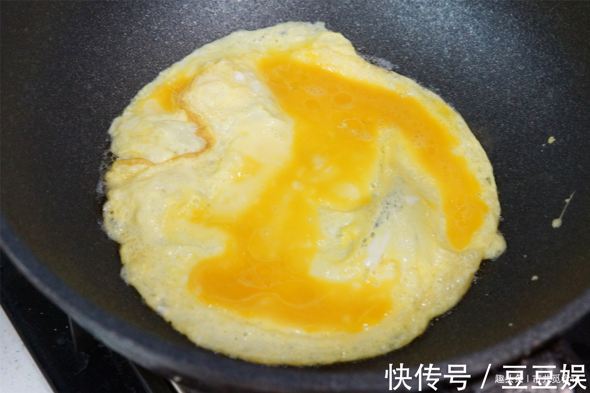 炒木耳时，锅里“噼啪”炸响，大厨教你小窍门，不炸锅还更好吃