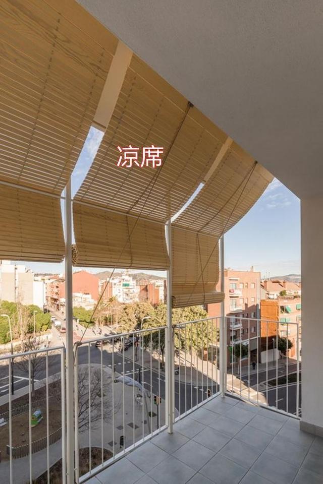 玻璃窗|阳台不能封有对策了，对面住户在楼板上挂5个帘子，防晒遮阳