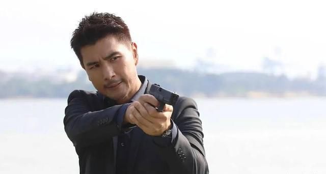 尴尬癌!60岁欧阳震华壁咚50岁万绮雯,tvb最新警匪剧遇滑铁卢