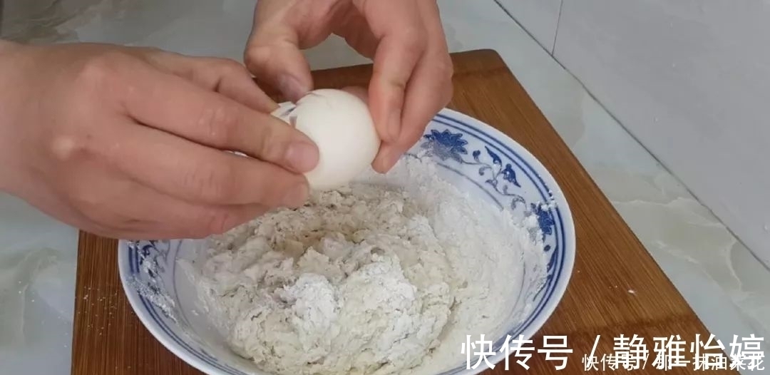 早餐新吃法，面粉里加1个鸡蛋，放入冰箱冷藏，比油条麻花都好吃