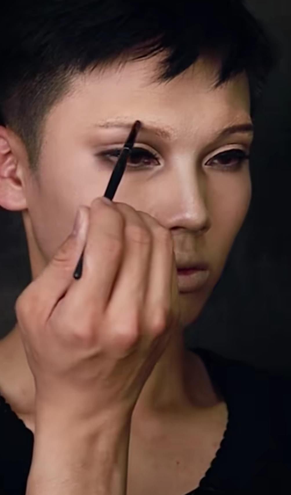 成品|小哥哥画“这个杀手不太冷”小女孩仿妆,身材引争议,成品美到流鼻血