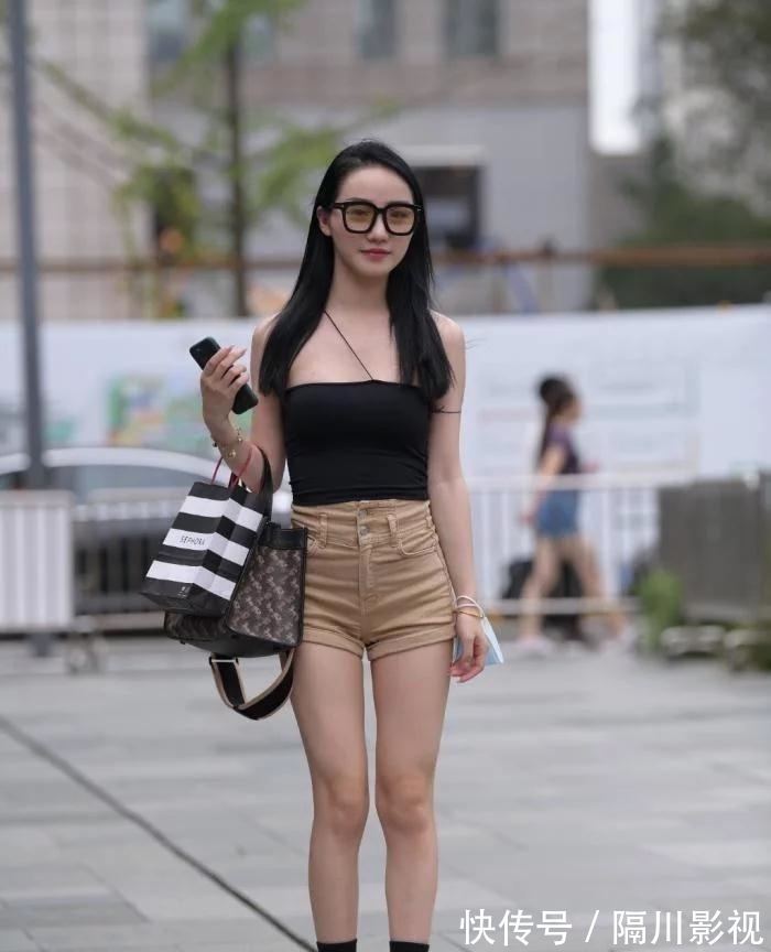 大框眼镜 别致抹胸搭配大框眼镜, 个性又有气质!