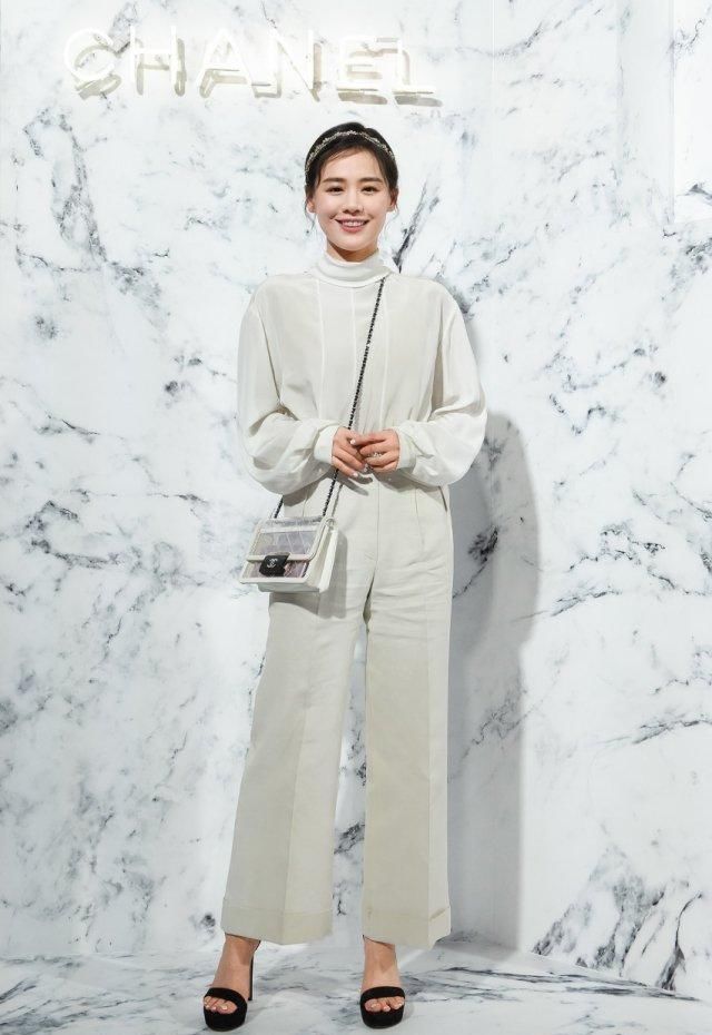 女生不用总穿卫衣遮肉,下面4种上衣今夏超流行,显瘦又时髦