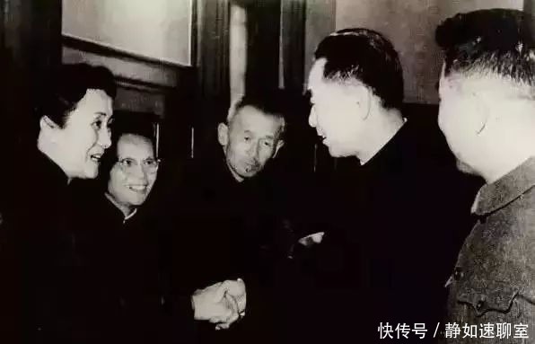 打成|杜月笙敬她三分,周总理设宴接见,她把一手烂牌打成了王炸