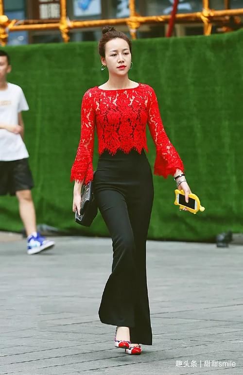 美女脚上搭配上一双气质的尖头高跟鞋，让她看上去有点酷