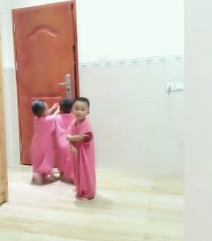 听妈妈的话|爸爸和妈妈假装打架,三胞胎儿子的做法,让妈妈眼泪不停