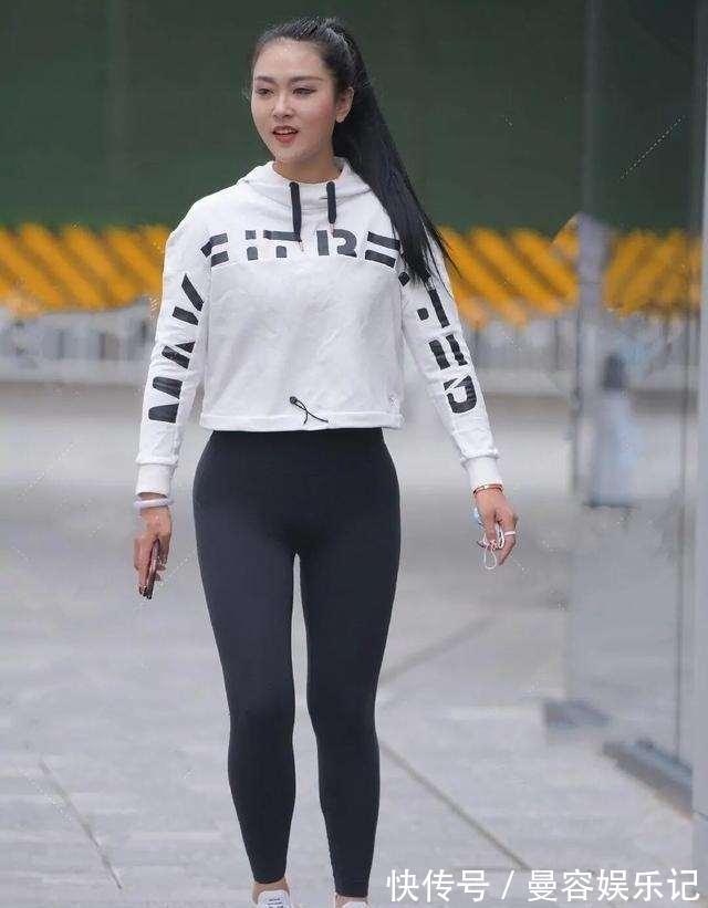 半裤 裸色泡泡袖上衣搭配白色短裤,蓬蓬的上衣,整体风格更出彩