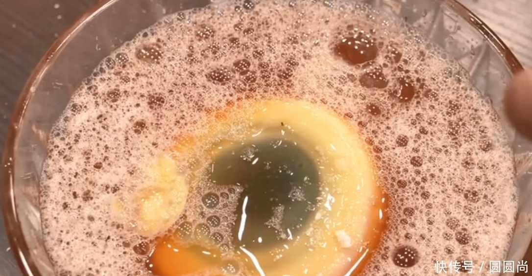 把鸵鸟蛋放一年做成皮蛋，看到里面的样子，还敢吃的是大神