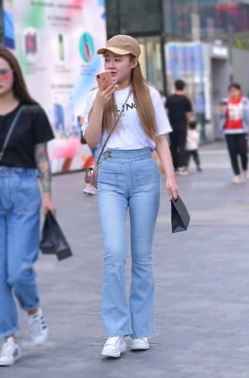 牛仔喇叭裤搭配白色T恤,休闲清凉又个性,让造型远离路人感