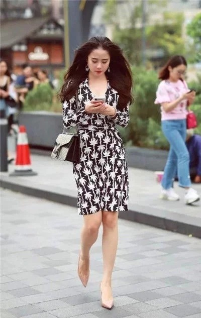 街拍：自信优雅的小美女，魅力十足，气质甜美