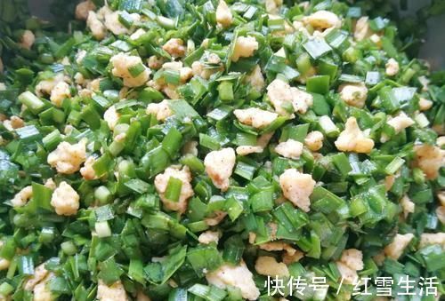 调韭菜馅,别直接加油,多加这一步,煮好的韭菜饺子馅翠绿不发黄