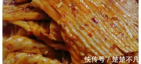丁真和龔俊成“零食兄弟”，他們吃自家做的牛肉干根本停不下來