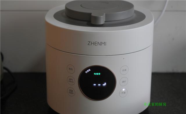 腊肠焖饭|天冷爱做懒人饭,有肉有菜味道好,热热乎乎一大锅,营养真齐活