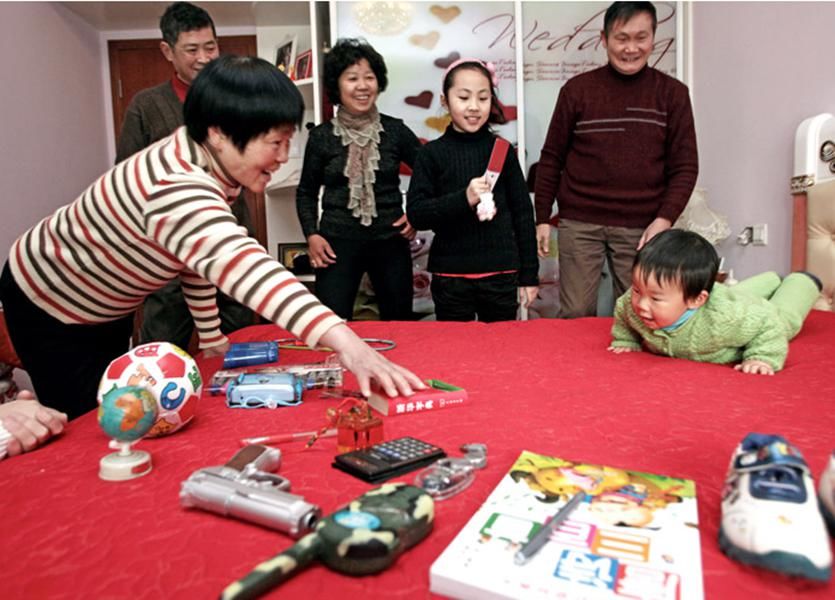 孩子抓周|宝宝抓周两次都拿起同一个物品，吃货属性暴露，爸妈拦都拦不住