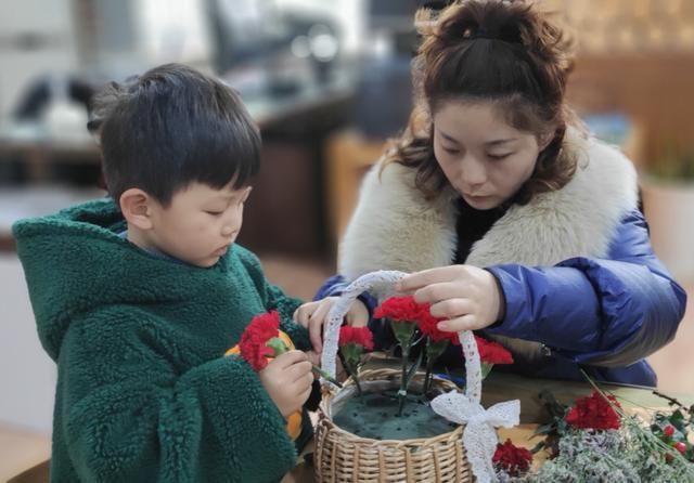 幸福花园幼儿园：“萌宝插花 祝福妈妈”