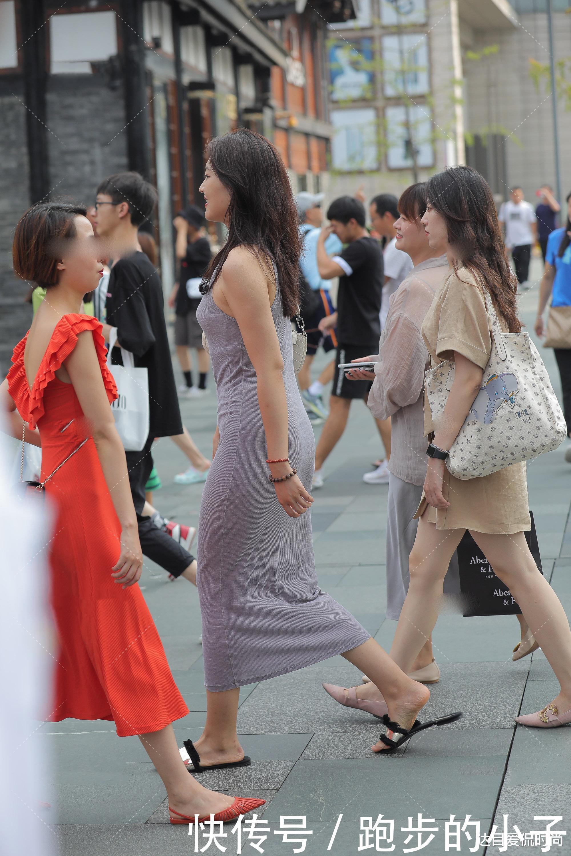  休闲|灰紫色的裹身裙穿出清新脱俗的质感，配合一个凉鞋尽显“休闲”