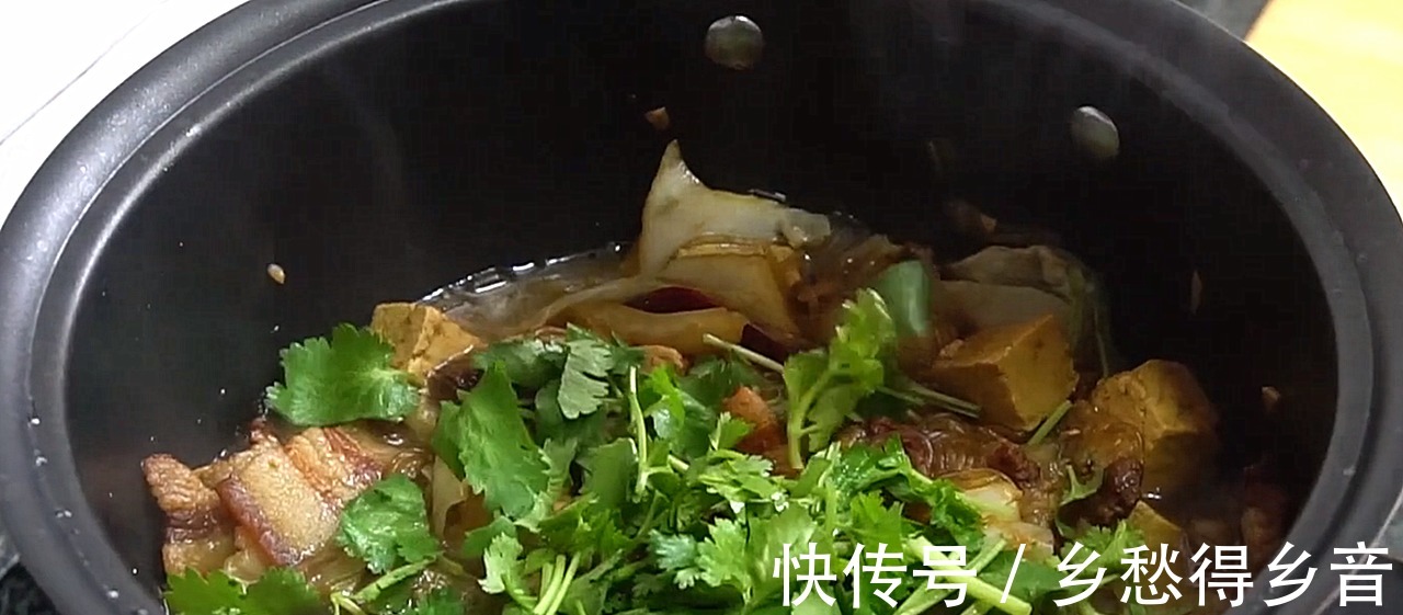 天凉了，用一块猪肉一把粉条炖着吃，暖身暖胃，上桌汤汁都不剩！