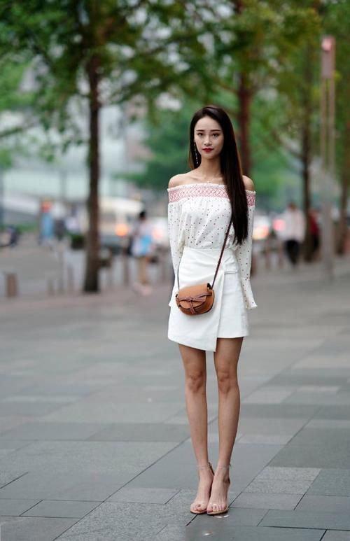 抹胸|小姐姐肤白貌美，穿抹胸装搭配小短裙，显一身仙女气息
