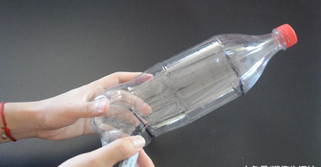 实用|大号塑料瓶别扔了, 剪一刀, 放在厨房里太实用了, 看到的人都夸好