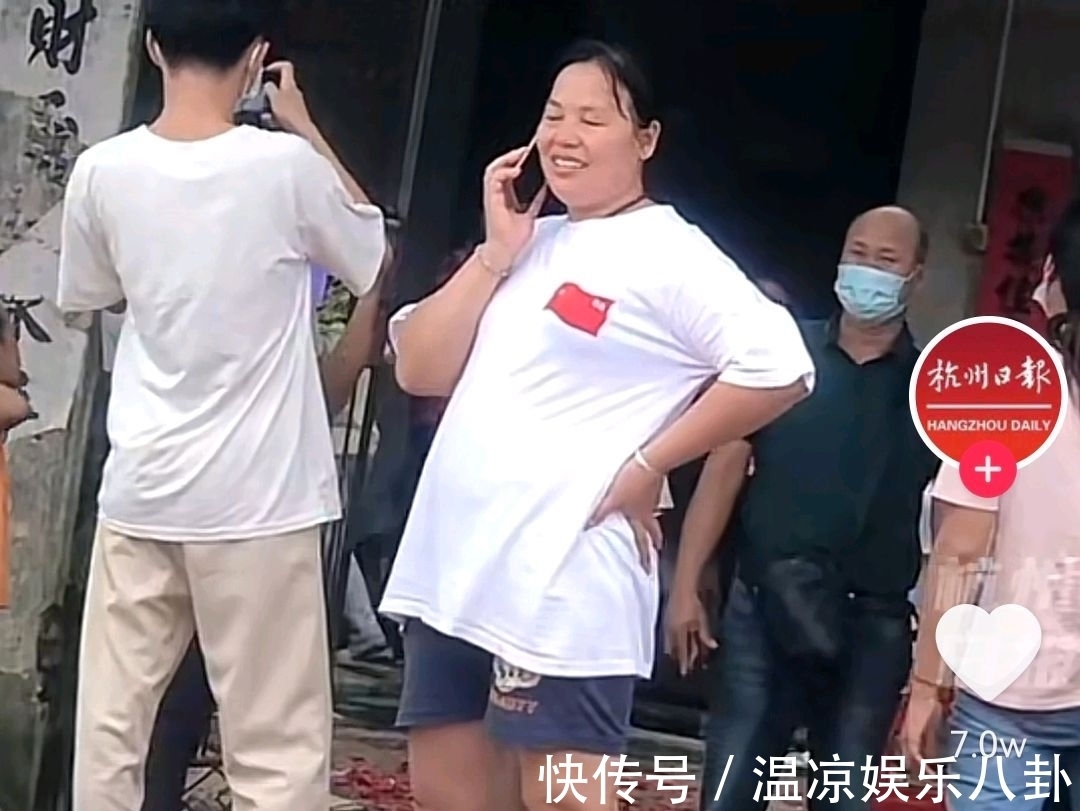 全红婵夺冠全村沸腾!奶奶不停招手妈妈打电话,红色条幅舞动全场