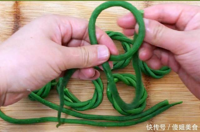 豆角|夏天我家豆角从不炒着吃,煎一煎8分钟就上桌,比红烧肉还解馋