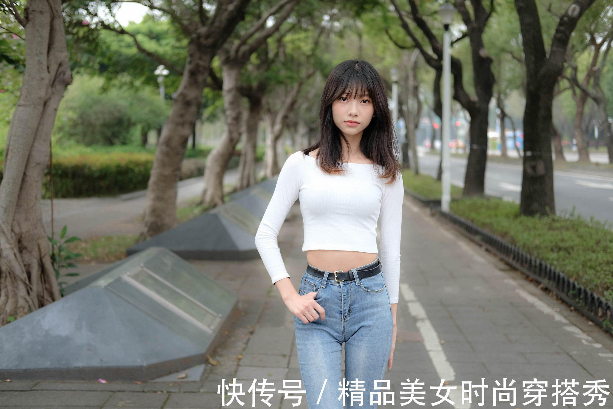 风格|白色针织衫搭配牛仔裤+平底鞋，整体的风格简约又休闲，清爽舒适