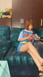 |搞笑GIF:女朋友不能为你挡风遮雨,要女朋友有什么用呢?