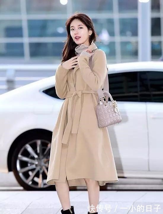 式样 今年火了一种穿搭,叫“大衣+裸靴”,优雅大气,早春穿正合适!