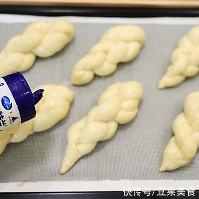 高筋面粉|#奈特兰芝士粉挑战赛# 2股辫酸奶芝士面包