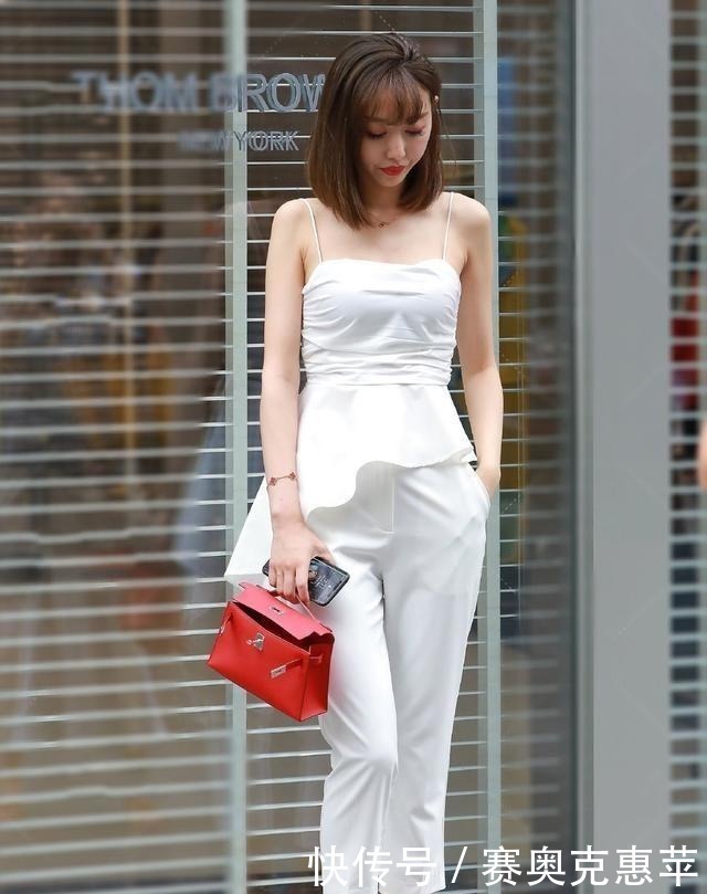 凉快 穿着紧身牛仔裤的小妹妹,展现美丽曲线,清新自然