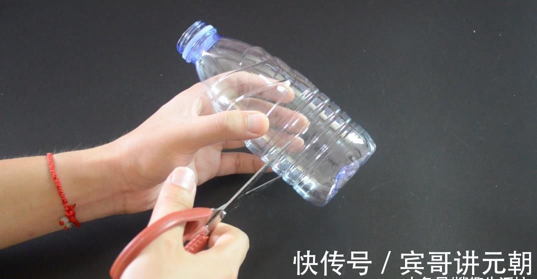 塑料瓶|橡皮筋绑在塑料瓶上太厉害了, 解决了很多家庭的烦恼, 看完赶紧试试