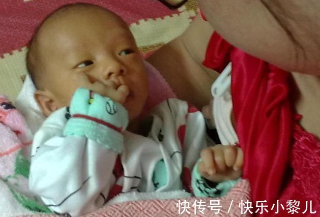 喂奶|宝爸用支架给娃喂奶,被宝妈打了一顿,网友:做了我没忍心做的事