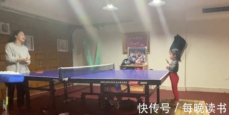写作业|王楠全家排排站!女儿站木板上与妈妈练球,儿子靠墙坐地写作业!